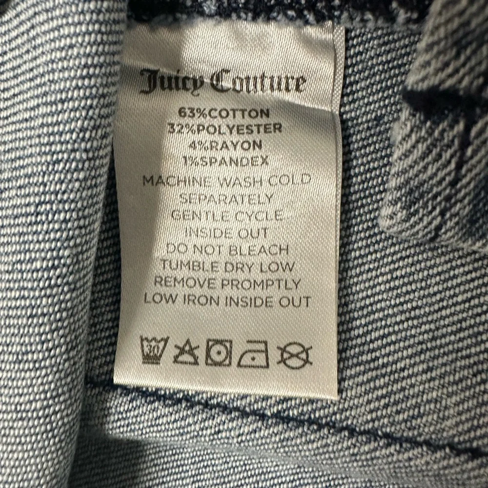 Juicy Couture Denim Medium Wash Cargo
Mini Skirt Size 32 NWT - Picture 8 of 9